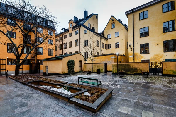 Patio trasero en el casco antiguo de Estocolmo (Gamla Stan), Suecia —  Fotos de Stock