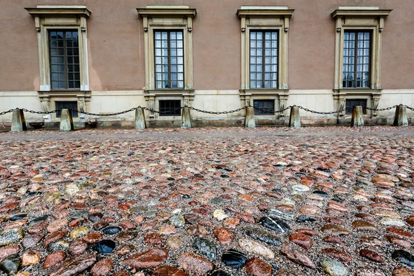 Wet Cobblestone and King Palace Facade in Gamla Stan (Old Town) — Stock Photo, Image
