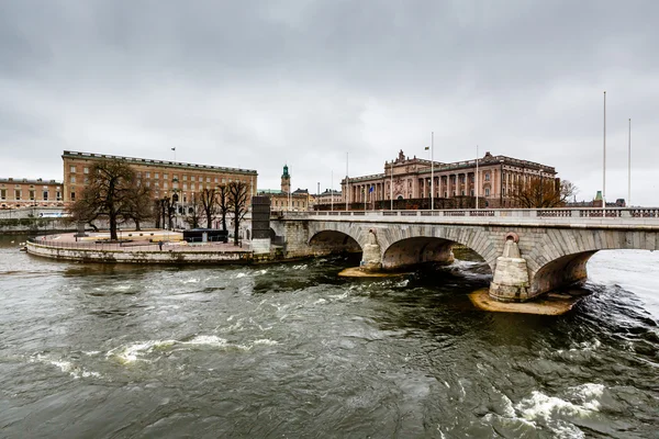 Norrbro 桥和议会在 helgeandsholmen 岛建设 s — 图库照片