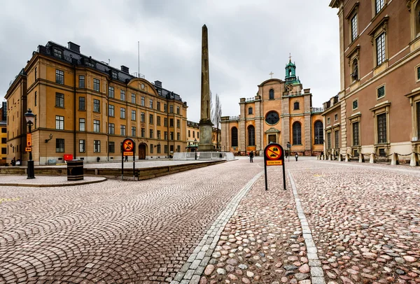 Pałac Królewski i Katedra Świętego Mikołaja (Mikołaja w Sztokholmie) w Sto — Zdjęcie stockowe