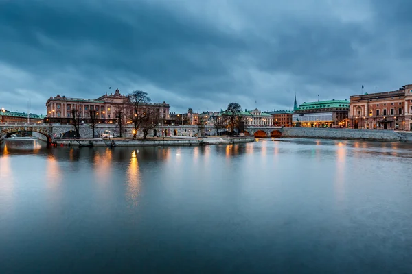 Riksdag の夕方、株式 helgeandsholmen 島で構築 — ストック写真