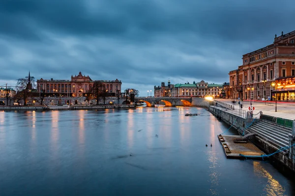 在晚上，照亮斯德哥尔摩皇家歌剧和议会 sw — 图库照片