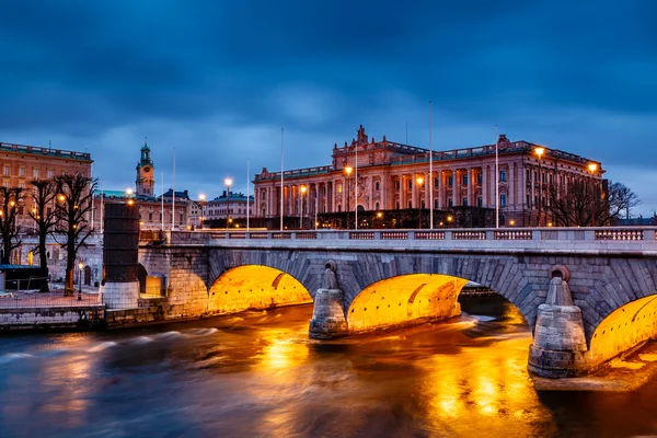 Riksdag budovy a norrbro most v večer, stockholm, s — Stock fotografie