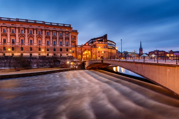 Riksdag budovy a riksgatan most v večer, stockholm, — Stock fotografie