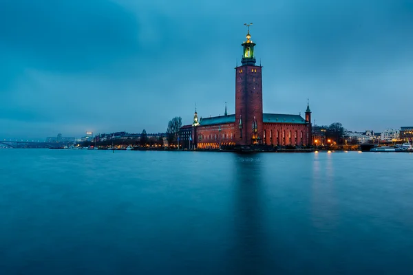 Stockholm cityhall gelegen op het eiland van de kungsholmen in de ochtend, — Stockfoto