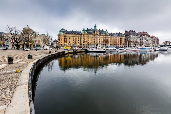 很多豪华游艇在斯德哥尔摩，瑞典 strandvagen 路堤 — 图库照片