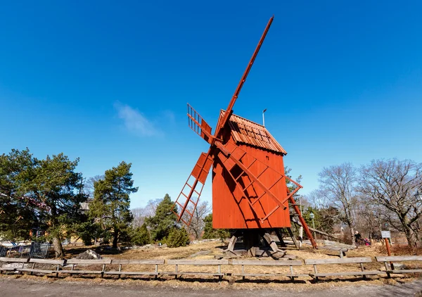 Tradiční švédské větrný mlýn v národním parku skansen, stockholm — Stock fotografie