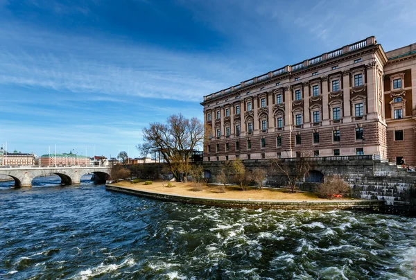 Ponte Norrbro e Edifício Riksdag na Ilha Helgeandsholmen, S — Fotografia de Stock