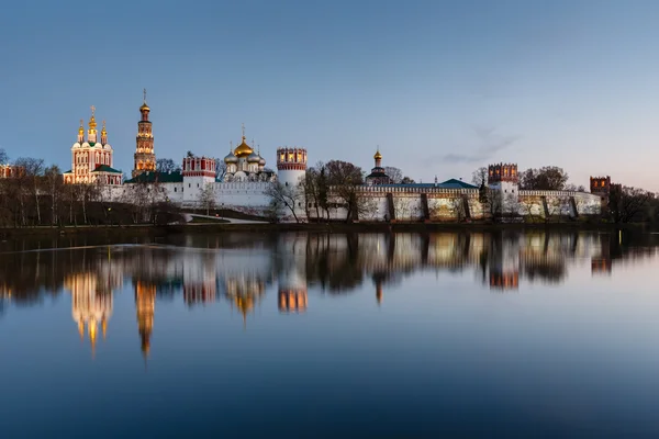 Akşam, Moskova, rus novodevichy manastırda çarpıcı görünümü — Stok fotoğraf