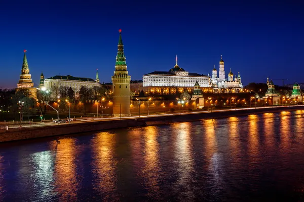 Moscow Kremlin Embankment and Vodovzvodnaya Tower in the Night, — Stock Photo, Image