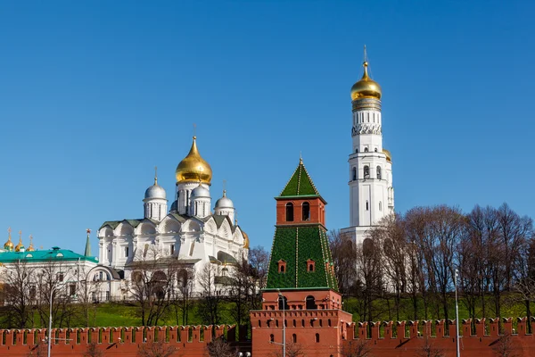 Muralla del Kremlin de Moscú e Iván el Gran Campanario, Rusia — Foto de Stock