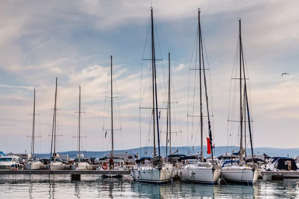 Iates náuticos em Marina de Baska Voda, Dalmácia, Croácia — Fotografia de Stock