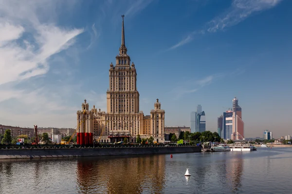 Hotel ukraine och Moskva city i bakgrunden, Moskva, Ryssland — Stockfoto