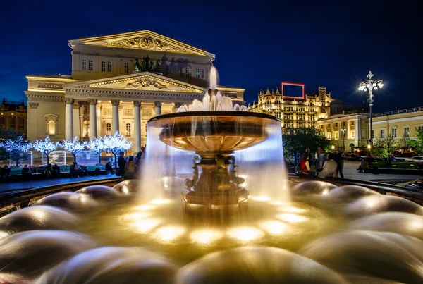 Fontein en bolshoi theater verlicht in de nacht, Moskou, r — Stockfoto