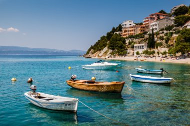 split, Hırvatistan yakınındaki sakin bir koyda Motorlu kayak sandallar