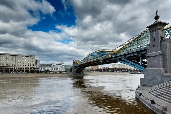 Ponte Bogdan Khmelnitsky e Estação Ferroviária Kievsky em Moscou , — Fotografia de Stock