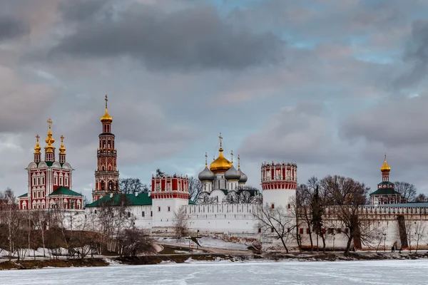 Chmury dramatyczne powyżej Nowodziewiczy klasztoru, Moskwa, Federacja Rosyjska — Zdjęcie stockowe