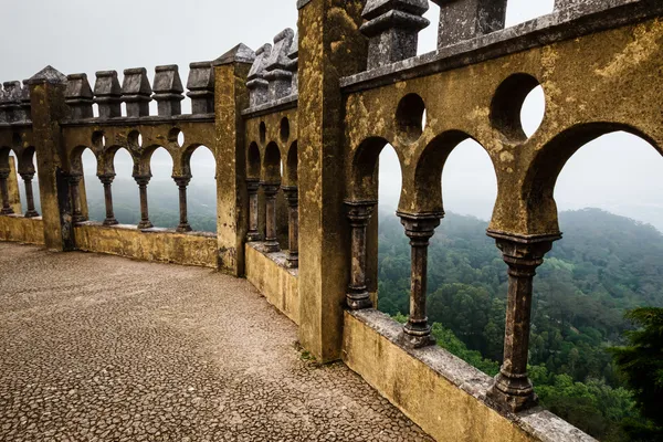 Otworzyć windows łuku w pałacu pena z widokiem na miasto sintra, po — Zdjęcie stockowe