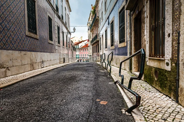 Rue étroite dans le quartier Midieval Alfama de Lisbonne, Portuga — Photo