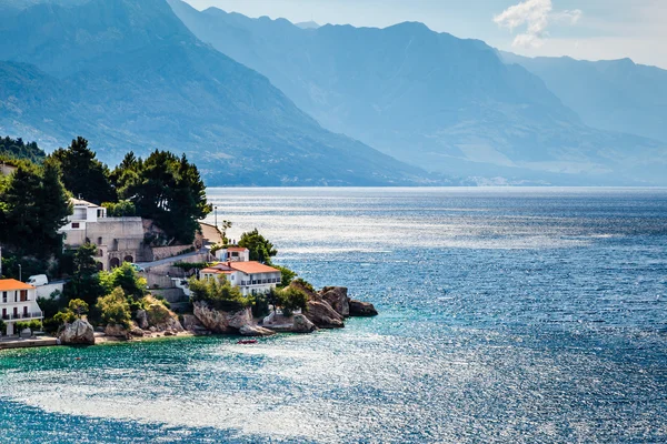 Όμορφη Αδριατική παραλία και τη λιμνοθάλασσα με τα μπλε νερά κοντά στο Σπλιτ, — Φωτογραφία Αρχείου