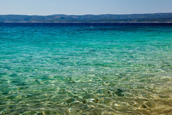 Maravilhoso mar Adriático com águas azuis profundas perto de Split, Croácia — Fotografia de Stock