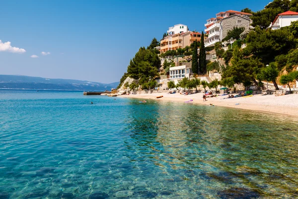 Adriatische strand en lagune met turquoise water in de buurt van sp — Stockfoto