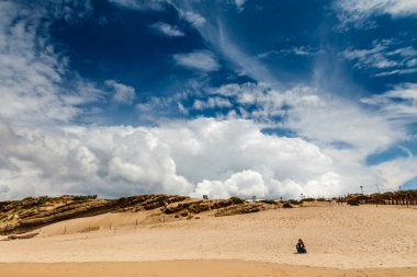 guincho beach amazing sky, cascais, po altında üzerinde meditasyon kadın