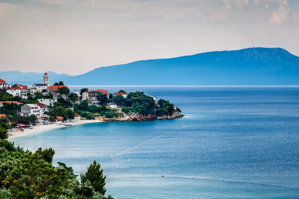 Ville de Gradac sur la Riviera de Makarska et l'île de Brac en arrière-plan — Photo