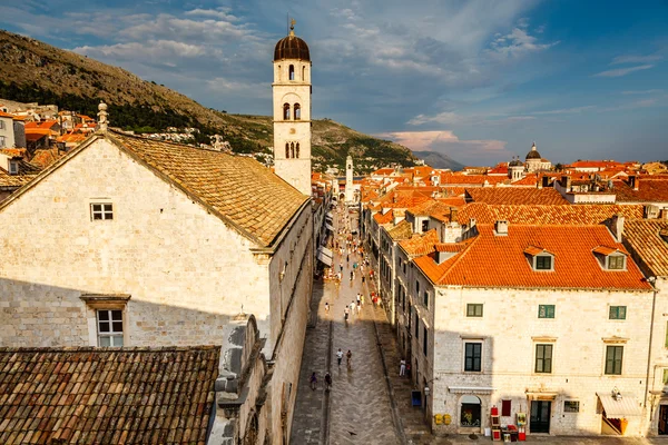 Panorámás kilátás nyílik a város falaitól, Horvátország Dubrovnik — Stock Fotó