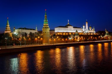 gece Moskova kremlin dolgu ve vodovzvodnaya Kulesi,
