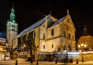 iglesia medieval iluminado en el centro de megeve, Francés Alpes