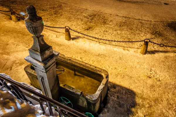 Fontana da bere a Megeve di notte, Alpi francesi — Foto Stock