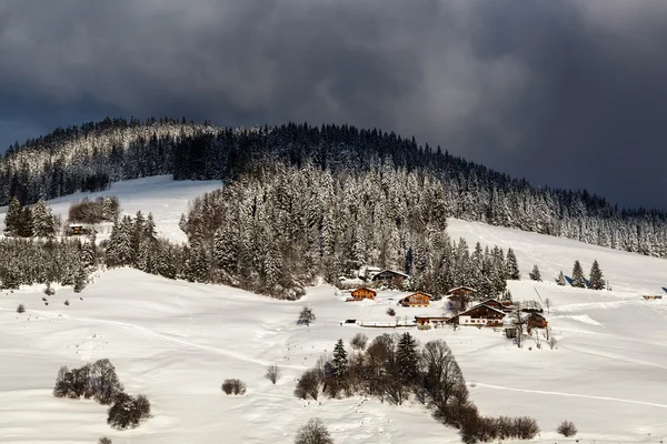 Шале на горном склоне в деревне Мегеве, Французские Альпы — стоковое фото