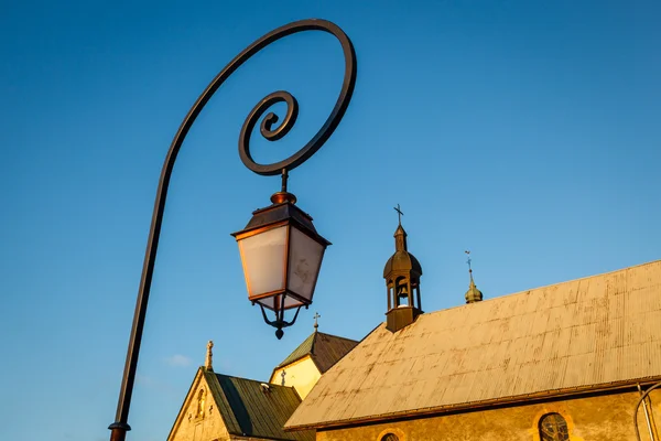 Lámpara de calle e iglesia medieval en Megeve, Alpes franceses —  Fotos de Stock