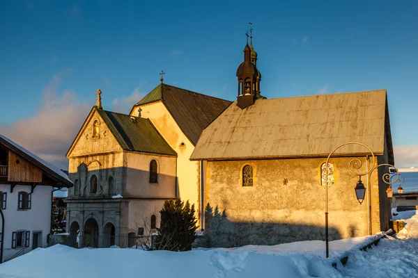 Medeltida kyrkan i mitten av Megève, franska Alperna, Frankrike — Stockfoto