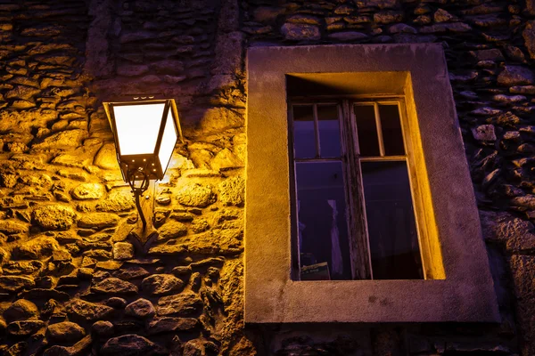 Okno oświetlone przez lampy uliczne w Megève, francuskich Alpach — Zdjęcie stockowe