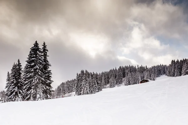 Bergop skipiste in de buurt van megeve in Franse Alpen, Frankrijk — Stockfoto