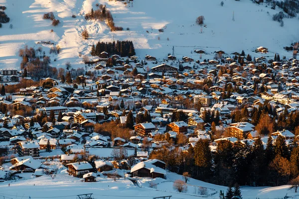 Widok z lotu ptaka na megeve ośrodek narciarski w francuskich Alpach, Francja — Zdjęcie stockowe