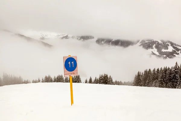 滑雪坡附近在法国阿尔卑斯山，法国梅杰夫标志 — 图库照片