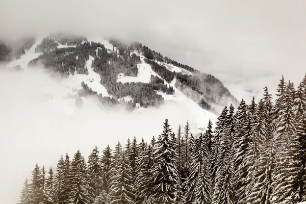 Skipiste in de buurt van megeve in Franse Alpen, Frankrijk — Stockfoto