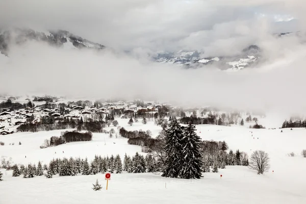 Widok z lotu ptaka na megeve ośrodek narciarski w francuskich Alpach, Francja — Zdjęcie stockowe