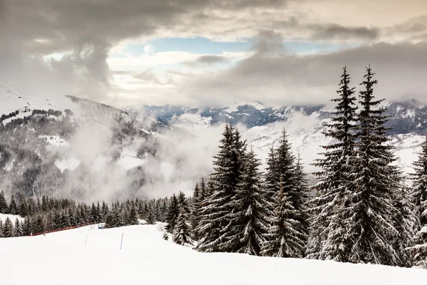 速降滑雪坡附近在法国阿尔卑斯山，法国梅杰夫 — 图库照片