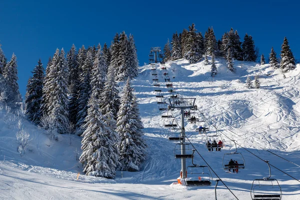 Güneşli kayak pisti ve ski lift yakınındaki megeve Fransız Alpleri'nde, Fransa — Stok fotoğraf