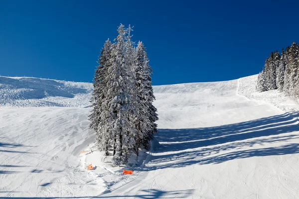 Zonnige skipiste in de buurt van megeve in Franse Alpen, Frankrijk — Stockfoto