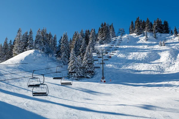 Soliga skidbacken och skidliften nära megeve i franska Alperna, Frankrike — Stockfoto