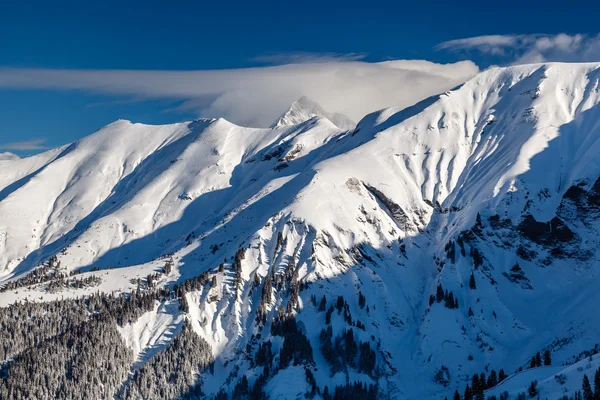 Vrchol hory a lyžařského svahu poblíž megeve ve francouzských Alpách, Francie — Stock fotografie