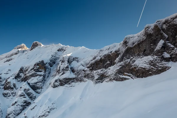 Szczyt i samolot szlak w pobliżu lotniska megeve w Alpy Francuskie, fra — Zdjęcie stockowe