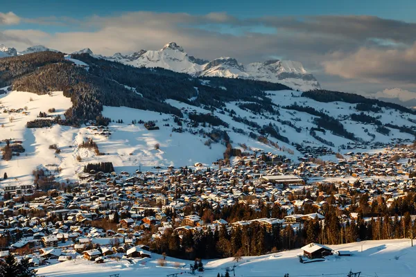 Havadan görünümü ski resort megeve üzerinde Fransız alps, Fransa — Stok fotoğraf