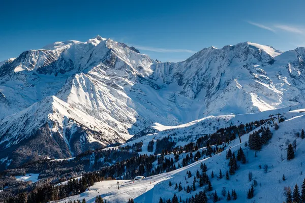 Szczyt i narciarskiego stoku w pobliżu lotniska megeve w Alpy Francuskie, Francja — Zdjęcie stockowe