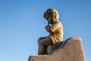 Marsilya'daki notre-dame de la garde yakınındaki melek erkek heykeli,